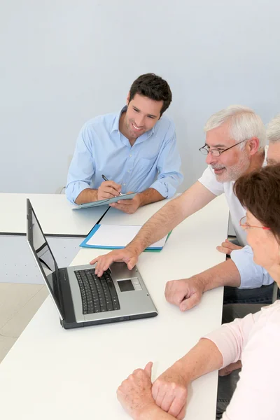 Seniorengruppe nimmt an Treffen zur Arbeitssuche teil — Stockfoto