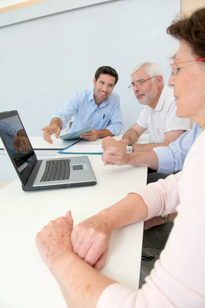 Seniorengruppe nimmt an Treffen zur Arbeitssuche teil — Stockfoto