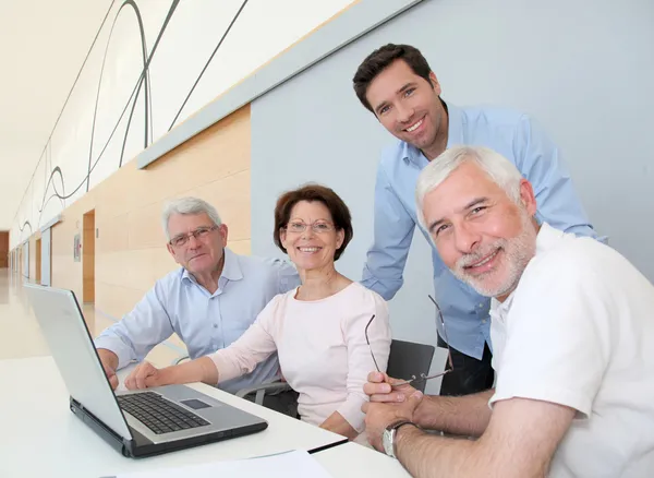 Groep van senior bijwonen baan zoeken vergadering — Stockfoto