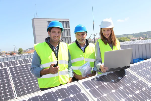 Grupo de ingenieros reunidos en la azotea del edificio — Foto de Stock