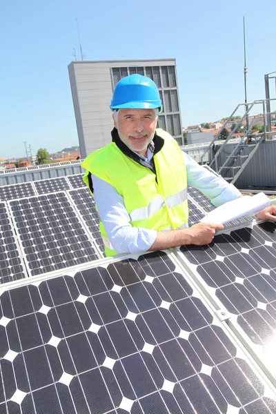 Engenheiro verificando instalação fotovoltaica — Fotografia de Stock