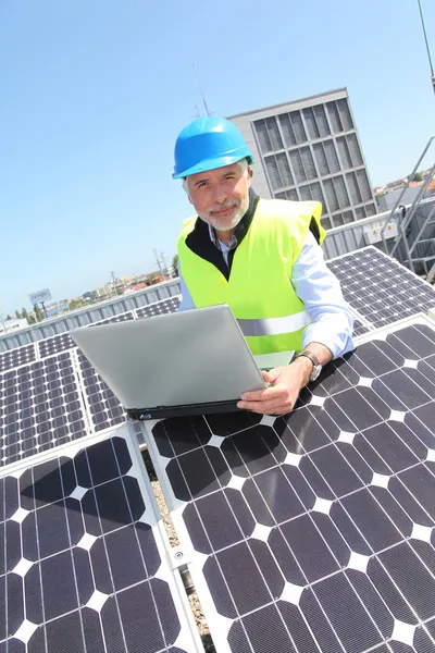 Ingénieur vérifiant l'installation photovoltaïque — Photo