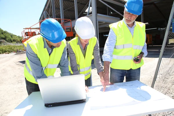 Industrial working on building site — Stock Photo, Image