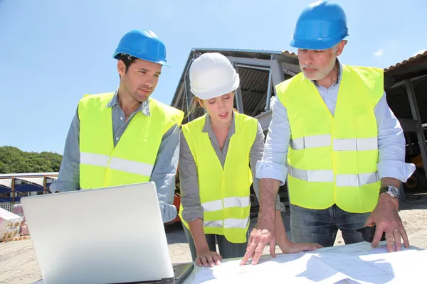 Industri arbetar på byggnadsplatsen — Stockfoto