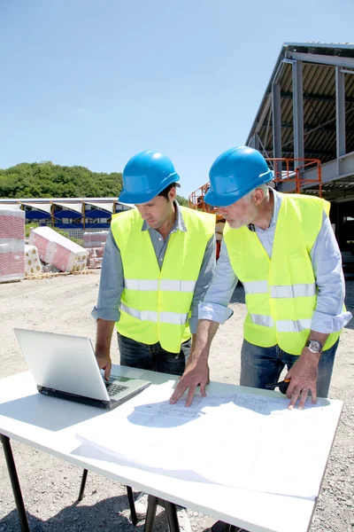 Industrial working on building site — Stock Photo, Image