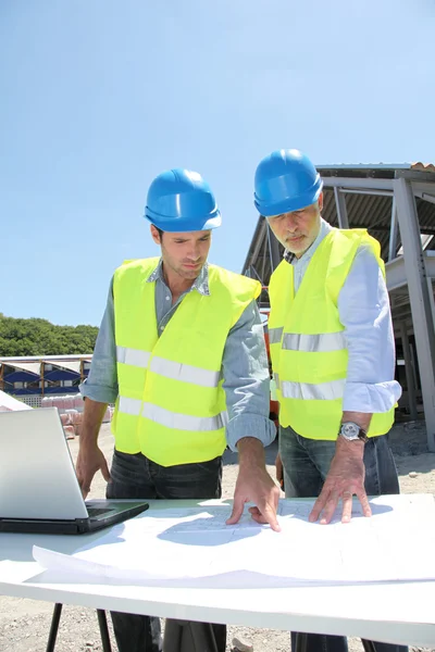 Industri arbetar på byggnadsplatsen — Stockfoto