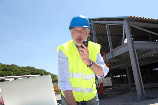 De beheerder van de site met behulp van walkie-talkie — Stockfoto