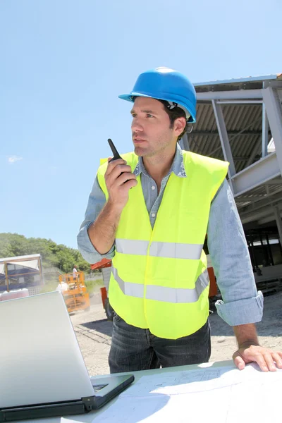 Foreman using walkie-talkie on construction site — Stock Photo, Image