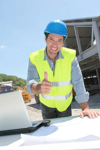 Glada arbetare på byggarbetsplats — Stockfoto