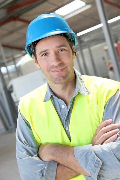Portrait de jeune travailleur avec casque de sécurité — Photo