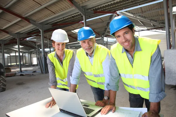 Porträt des Bauteams vor Ort — Stockfoto