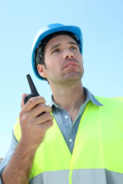 Foreman usando walkie-talkie en el sitio de construcción — Foto de Stock