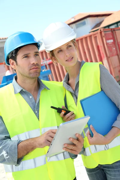 Workteam meeting on building site — Stock Photo, Image