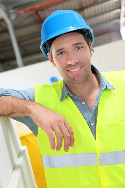 Metselaar aan het werk op de bouwplaats — Stockfoto