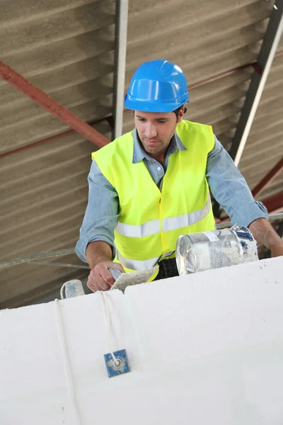 Bricklayer at work on construction site — Stock Photo, Image