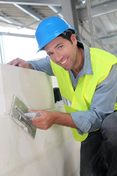 Bricklayer at work on construction site — Stock Photo, Image