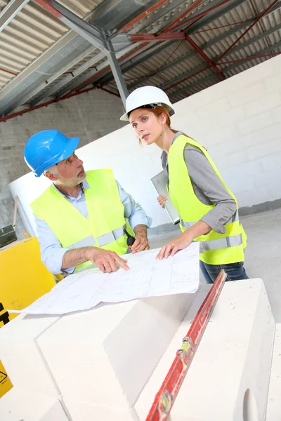 Werknemers in de bouw bijeenkomst op de bouwplaats — Stockfoto