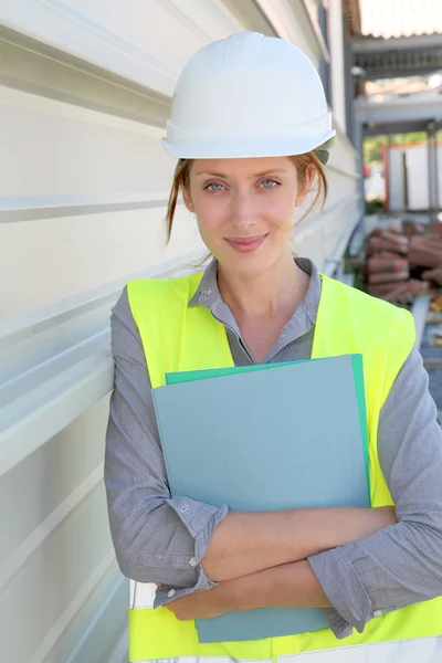 Vrouw ingenieur staande op de bouwplaats — Stockfoto