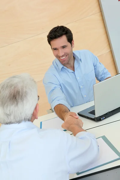 Senior in sollicitatiegesprek — Stockfoto