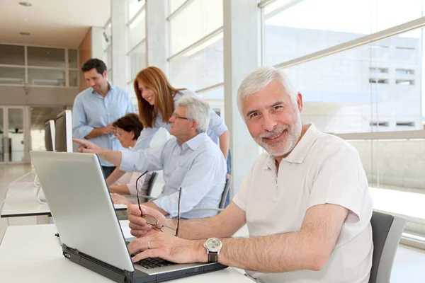 Uomo anziano che lavora sul computer portatile — Foto Stock