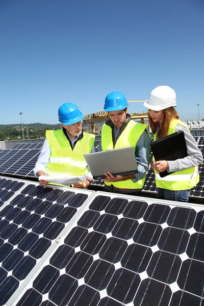 Group of engineers meeting on building roof — Stock Photo, Image