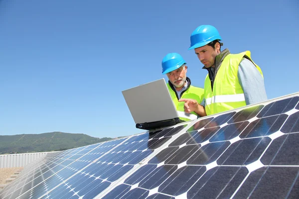 Ingegneri che controllano la configurazione del pannello solare — Foto Stock