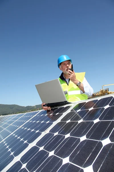 Engenheiro verificando instalação fotovoltaica — Fotografia de Stock