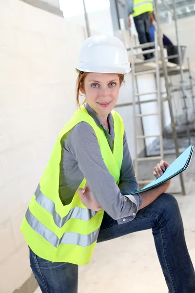 Vrouw ingenieur staande op de bouwplaats — Stockfoto