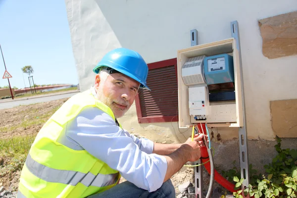 Electrical engineer op de bouwplaats — Stockfoto