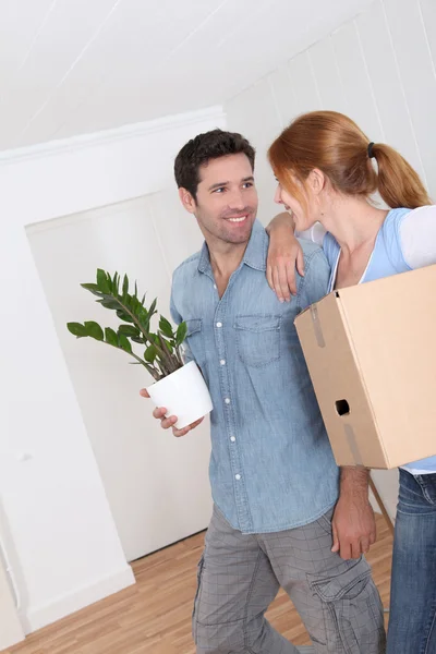 Pareja mudándose en nueva casa — Foto de Stock