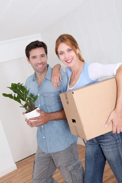 Par som flyttar i nytt hus — Stockfoto