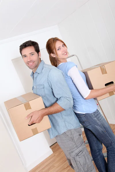 Casal em movimento na nova casa — Fotografia de Stock