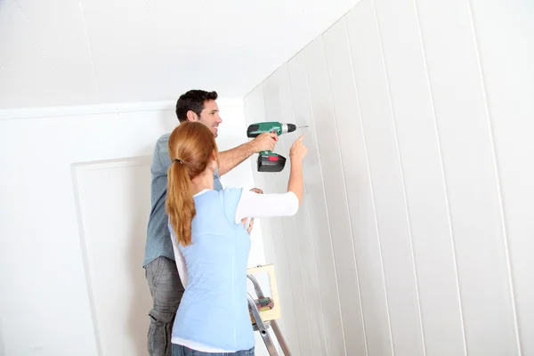 Jeune couple rénovant leur nouvelle maison — Photo