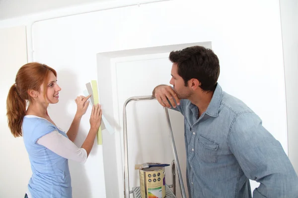 Couple choosing wallpaper color for new house — Stock Photo, Image