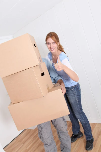 Pareja de cajas de transporte para mudarse en casa nueva — Foto de Stock