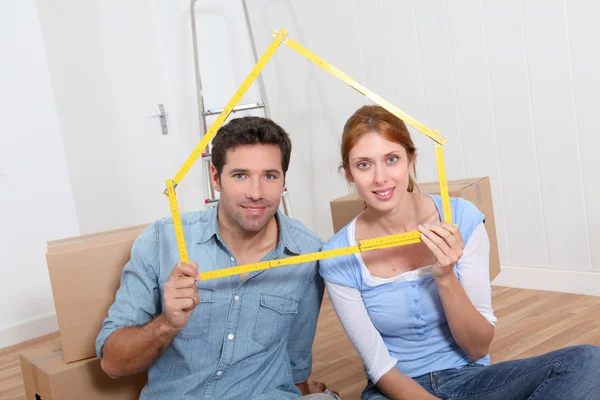 Casal jovem comprando nova casa — Fotografia de Stock