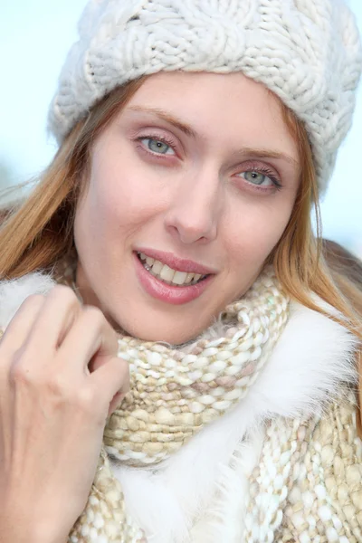 Porträt einer schönen jungen Frau im Winter — Stockfoto