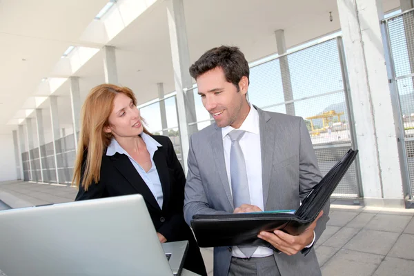 Affärspartners uppfyller utanför kontoret — Stockfoto