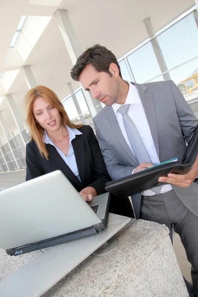 Affärspartners uppfyller utanför kontoret — Stockfoto