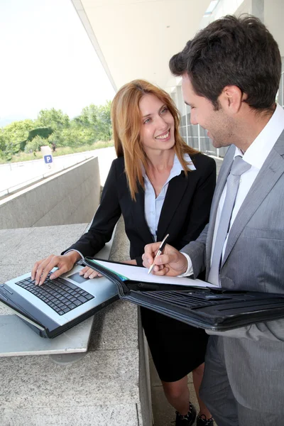 Riunione dei partner commerciali fuori dall'ufficio — Foto Stock