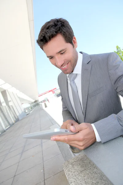 Homme d'affaires utilisant une tablette électronique à l'extérieur d'un bâtiment — Photo