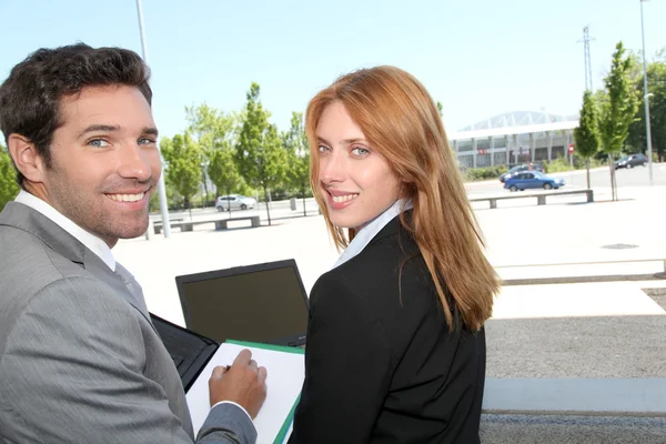 Affärspartners uppfyller utanför kontoret — Stockfoto