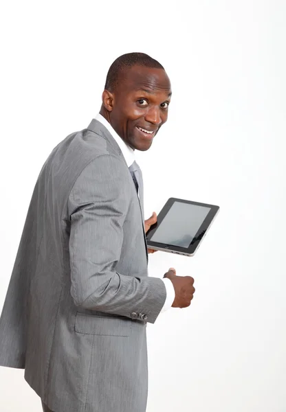 Бизнесмен на белом фоне с помощью электронного планшета — стоковое фото