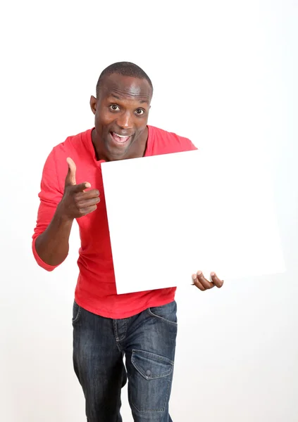 Hombre con camisa roja mostrando pizarra blanca — Foto de Stock