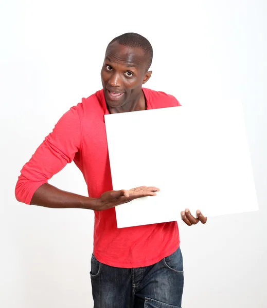 Hombre con camisa roja mostrando pizarra blanca — Foto de Stock