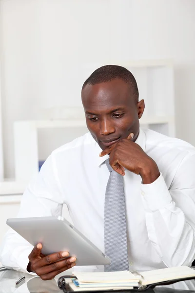 Homme d'affaires utilisant une tablette électronique au bureau — Photo