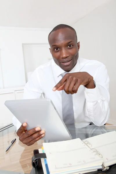 Empresário usando tablet eletrônico no escritório — Fotografia de Stock