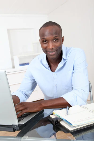 Pracownik biurowy pracujący na laptopie — Zdjęcie stockowe