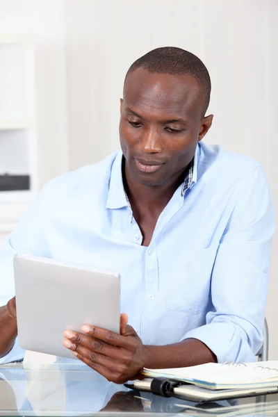 Employé de bureau utilisant une tablette électronique au travail — Photo