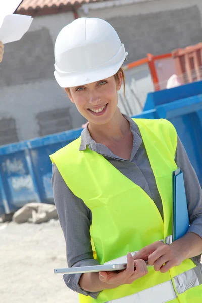 Ingénieur vérifiant le plan de construction sur pavé tactile Images De Stock Libres De Droits